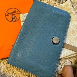 Authentic Hermes wallet very God conditions 9/10 Dush bag ,box